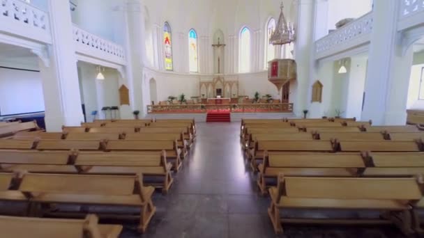 Скамейки и святилище евангелическо-лютеранского собора — стоковое видео