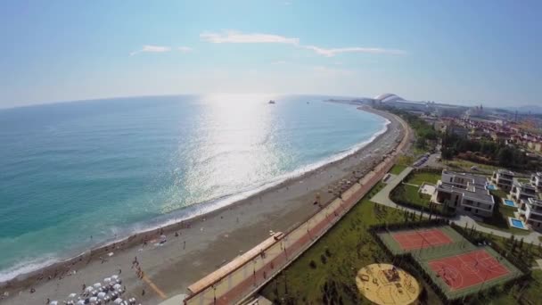 Spiaggia di mare vicino a territorio di alberghi — Video Stock