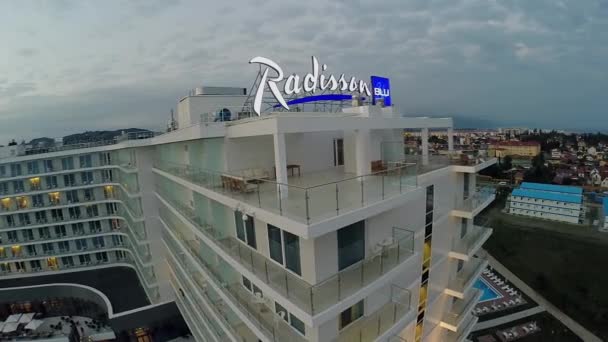 Tabule Radisson Blu na střeše hotelu — Stock video