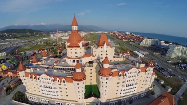 Hotel bogatyr nedaleko zábavního parku — Stock video