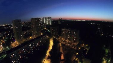 Cityscape aydınlatma ve trafik ile 