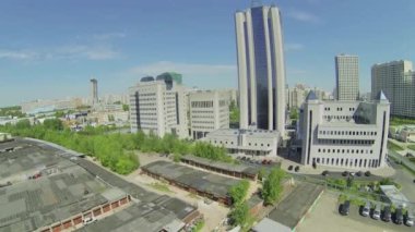 Kurumsal iş merkezi yakınlarındaki garajlar