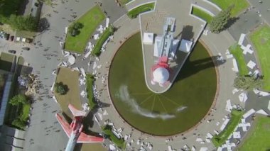 Uçak ve roket Anıtı ile kare 