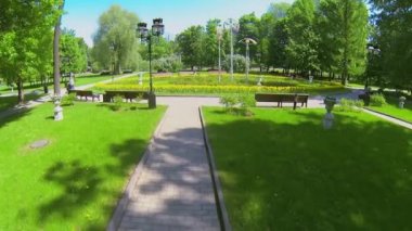 İnsanlar Ekaterinensky park'ın yürüyüş