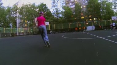 Küçük kız futbol topuyla oyun bahçesinde bahar akşam çalış