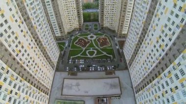 Bahçede park etmiş arabalar 