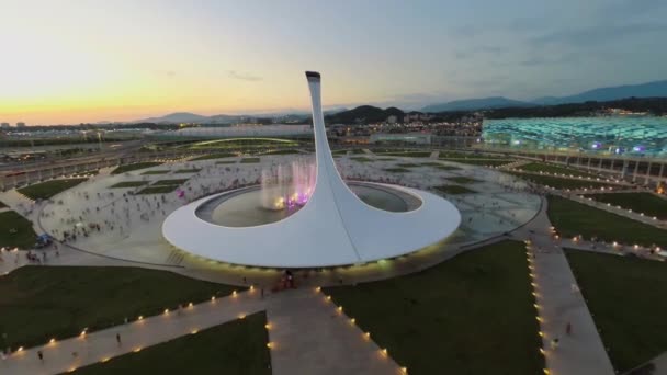 Complexe olympique avec fontaine colorée — Video