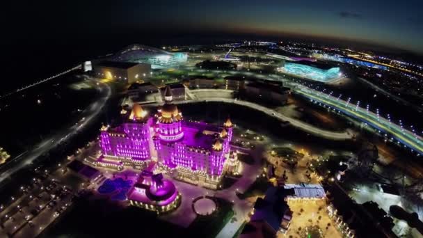 Iluminación colorida del hotel Bogatyr — Vídeos de Stock