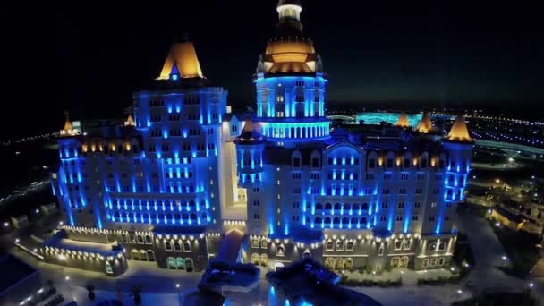 Hotel Bogatyr con luz de color — Vídeos de Stock