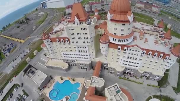 Hotel Bogatyr con piscina — Vídeos de Stock