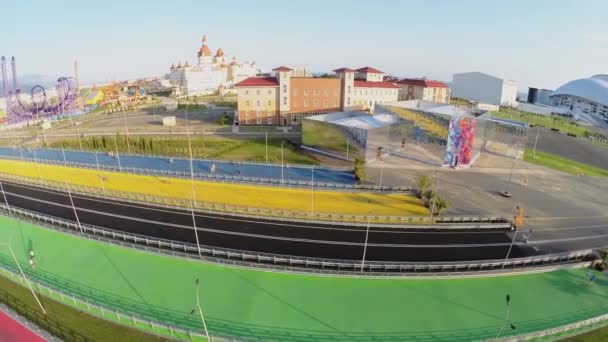 Vijf kleur voetgangersbruggen — Stockvideo