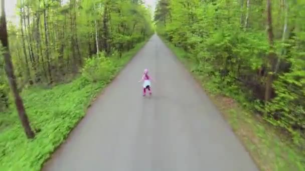 Little girl  skates on rollerblades — Stock Video