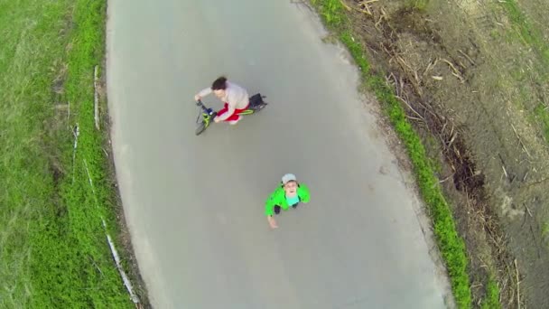 Madre monta en bicicleta alrededor de su hijo — Vídeo de stock