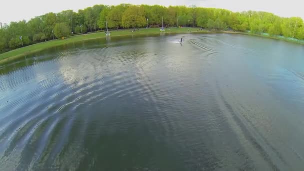 Sportler surft am Teich putyaevskii — Stockvideo