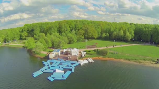 Les gens marchent au bord de l'étang  