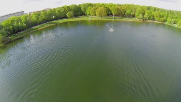 Deportista se gira durante el paseo por el estanque — Vídeo de stock