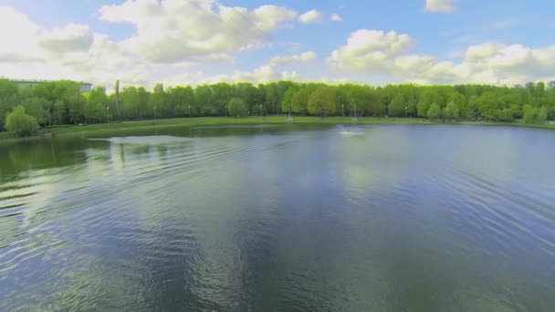 L'homme tourne pendant le surf — Video