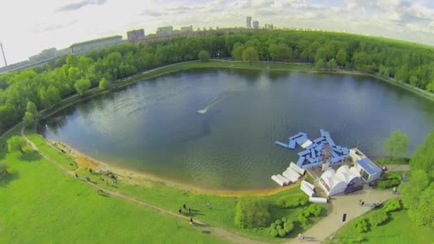 Paysage urbain avec construction pour l'affaiblissement 