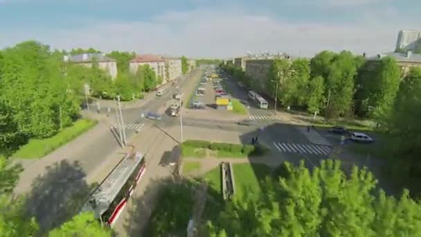 Kreuzung Verkehr und Straßenbahn — Stockvideo