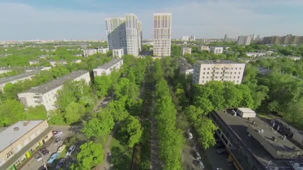 Viale e grande complesso residenziale — Video Stock