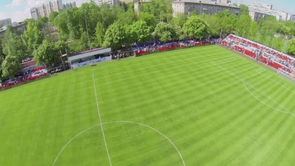 Zuschauer sitzen auf Tribünen — Stockvideo