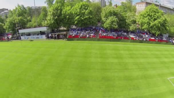 Ventilateurs avec drapeaux assis sur tribunes — Video