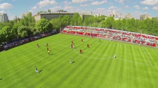 Partido de fútbol en el campo — Vídeo de stock