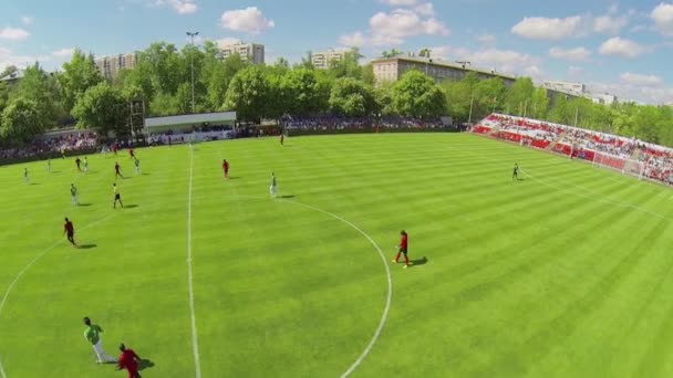 Partido de fútbol en el campo — Vídeo de stock