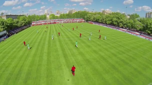 Partido de fútbol en el campo — Vídeo de stock