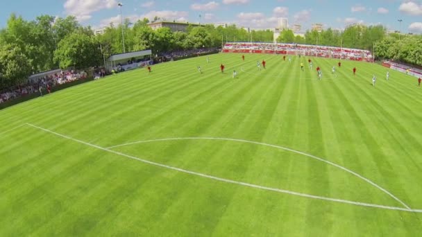 Jogo de futebol em campo — Vídeo de Stock