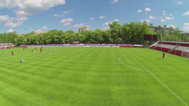 Partido de fútbol en el campo — Vídeo de stock