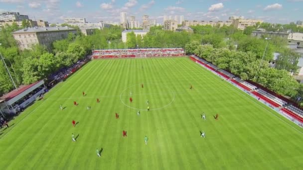 Voetbalwedstrijd op veld — Stockvideo