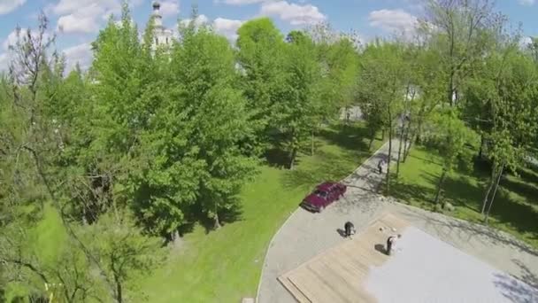 La gente pinta pasarela en el parque — Vídeos de Stock