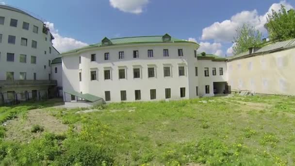 Old house against townscape — Stock Video