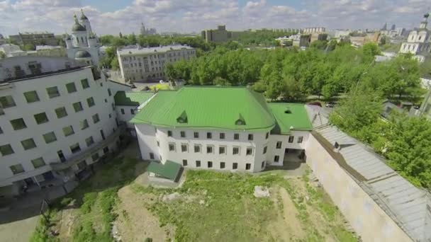 Spaso-Andronikov manastırı ile şehir panoraması — Stok video