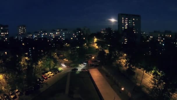 Paysage urbain avec éclairage et circulation — Video