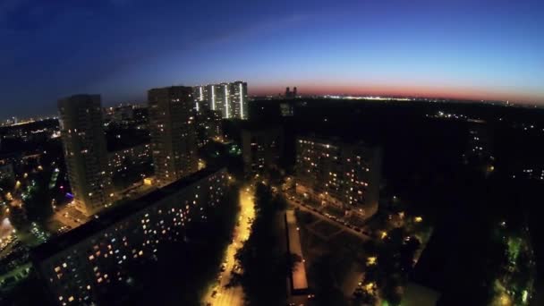 Stadsgezicht met verlichting en verkeer — Stockvideo