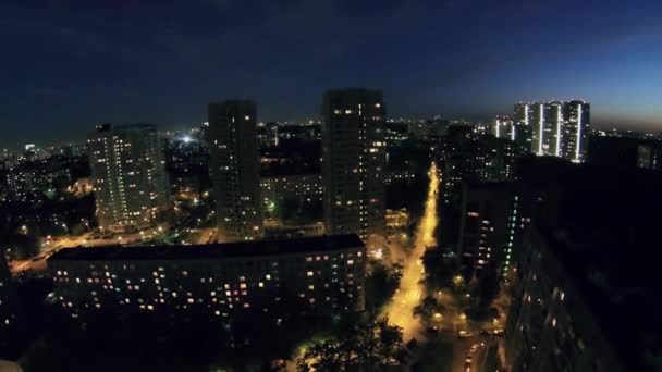 Міський пейзаж з підсвічуванням і трафіком — стокове відео