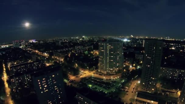 Paisaje urbano con iluminación y tráfico — Vídeos de Stock