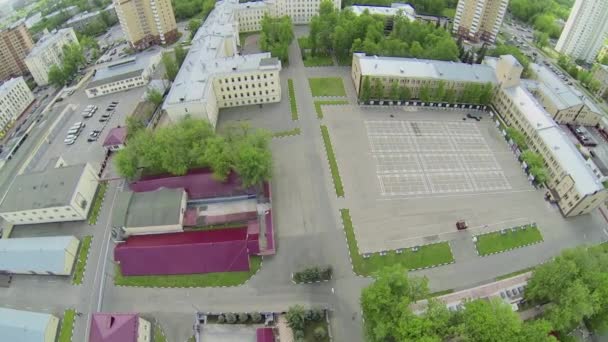 Plateau in de buurt van kazernes van militaire eenheden garnizoen — Stockvideo