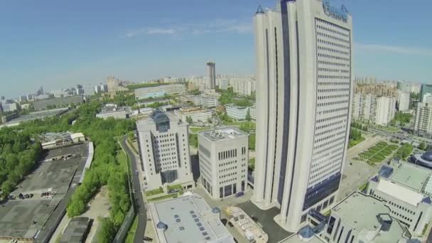 Complesso con edificio alto — Video Stock