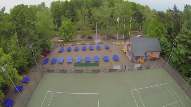 Tenis de mesa cerca de las pistas en el parque Sokolniki — Vídeos de Stock