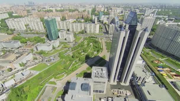 Paisaje urbano con rascacielos en complejo empresarial — Vídeo de stock