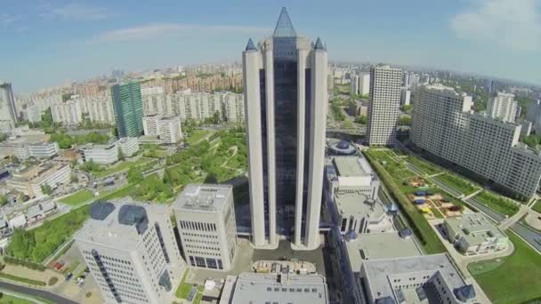 Complejo de negocios con edificio alto — Vídeo de stock