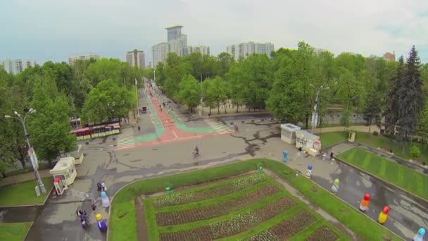 Praça com canteiro de flores e fonte — Vídeo de Stock