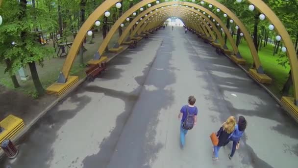 Mensen lopen in tunnel — Stockvideo