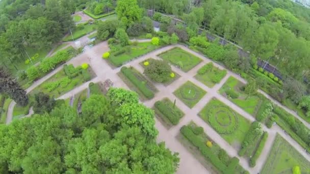 Territorium des Rosenkranzes im Park — Stockvideo