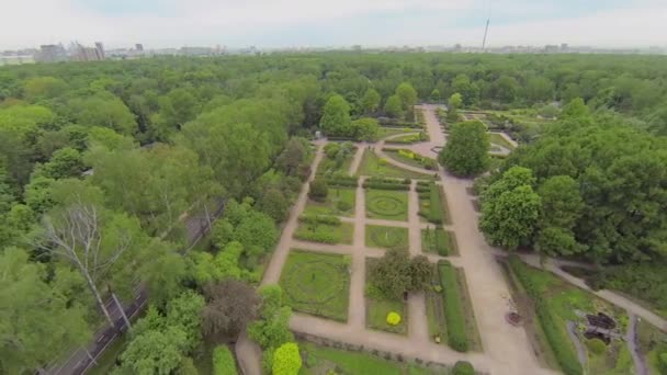 Parque con jardín del rosario — Vídeo de stock