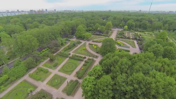 Park med rosarium och megalopolis — Stockvideo