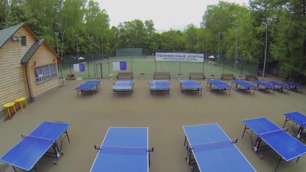 Tennisbanen en tabellen voor ping-pong — Stockvideo